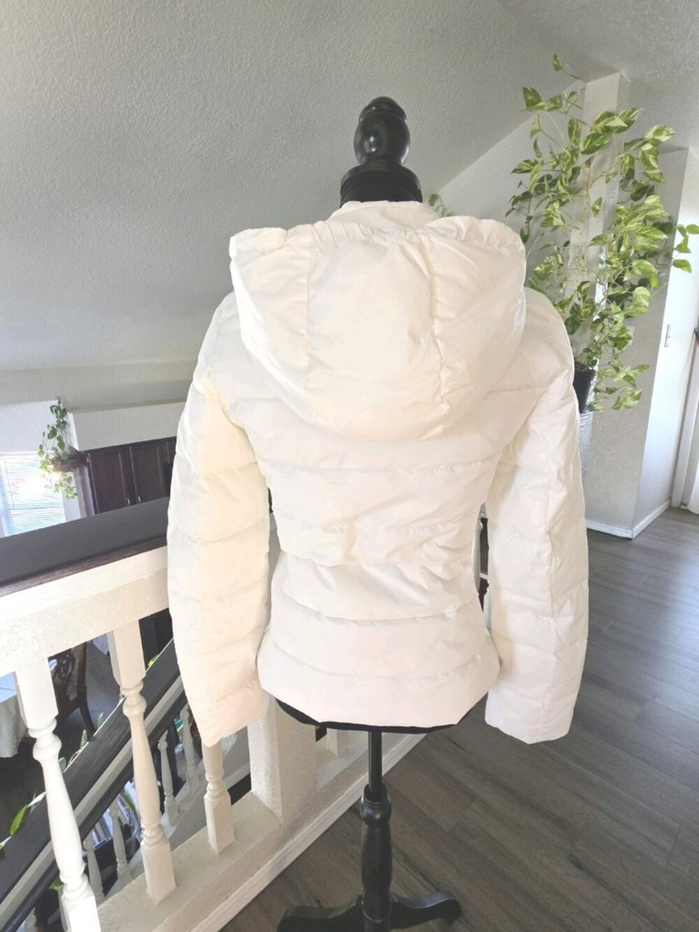 GUESS Women’s White Hooded Puffer Jacket, Short Length, Size S - Picture 8 of 11